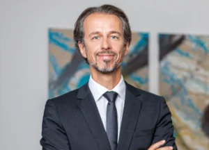 Welche Spezialisierung bringt Dr. Wiesflecker mit?